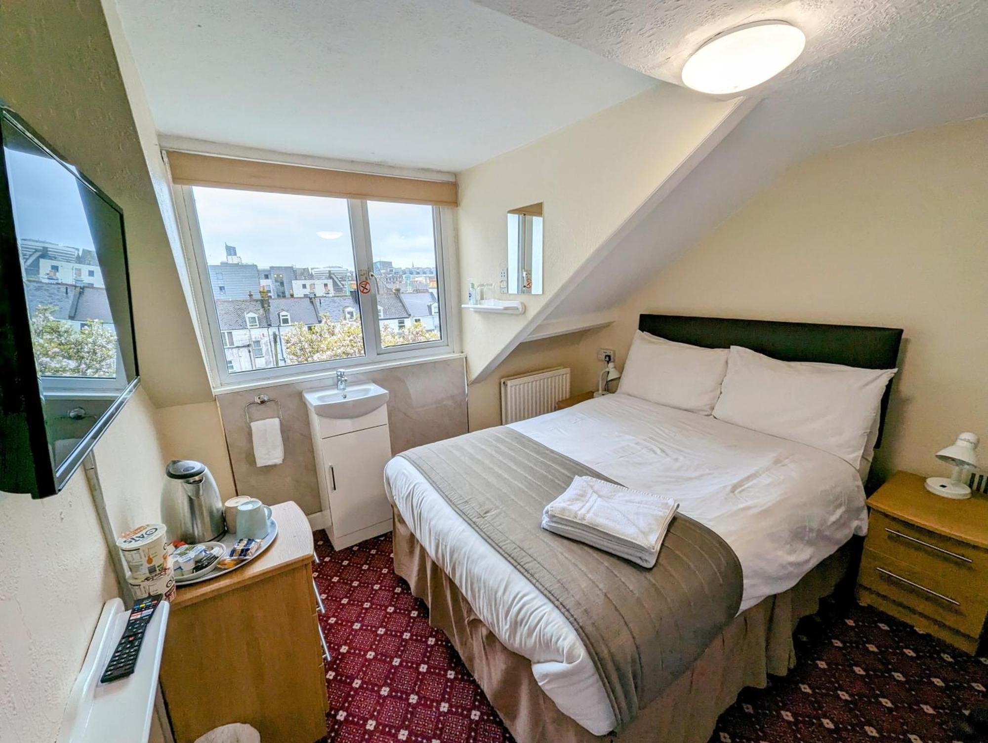 The George Guest House Плимът Екстериор снимка