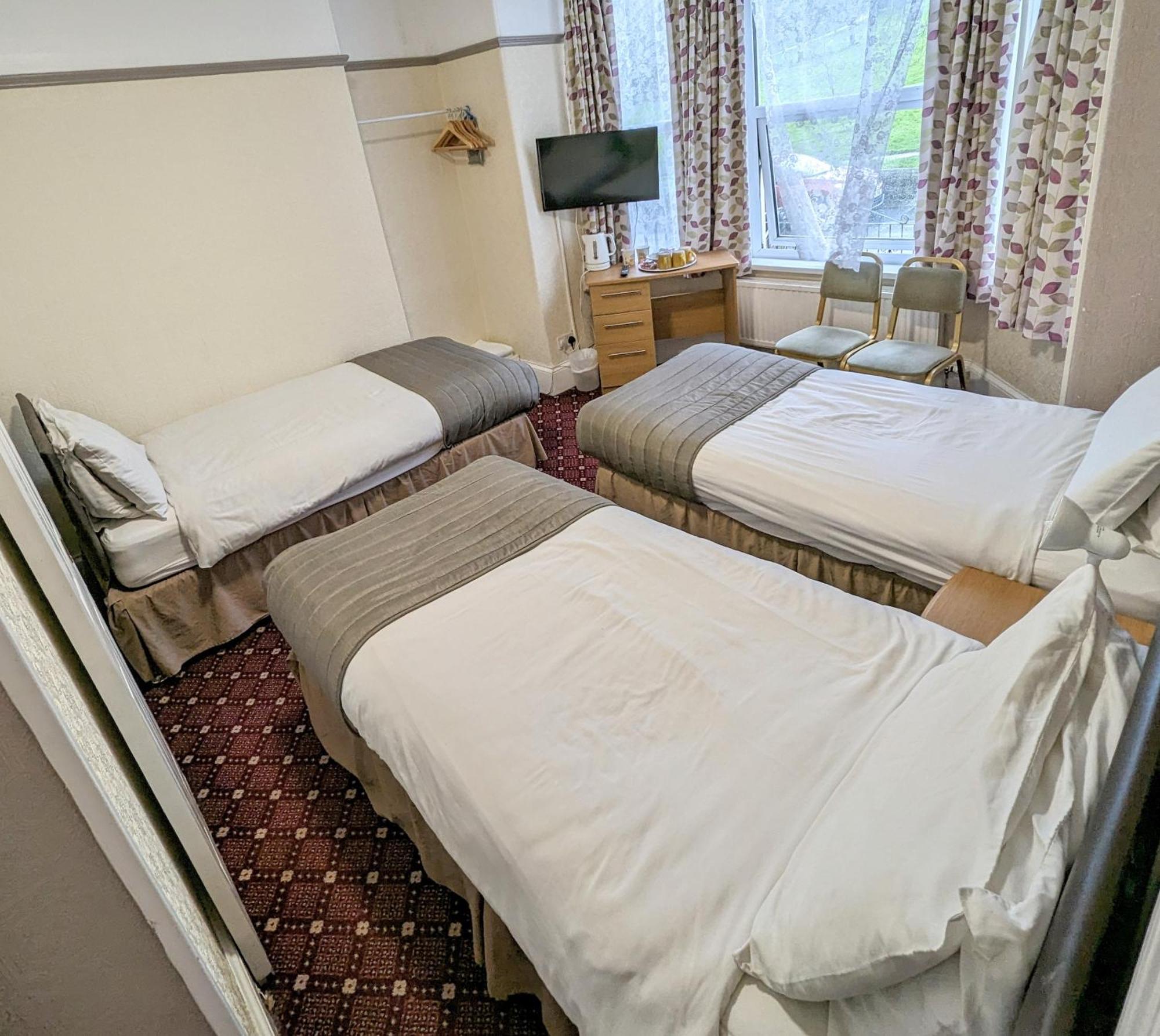The George Guest House Плимът Екстериор снимка