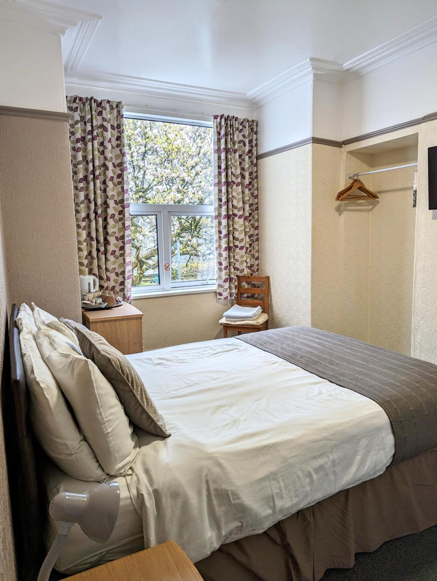 The George Guest House Плимът Екстериор снимка