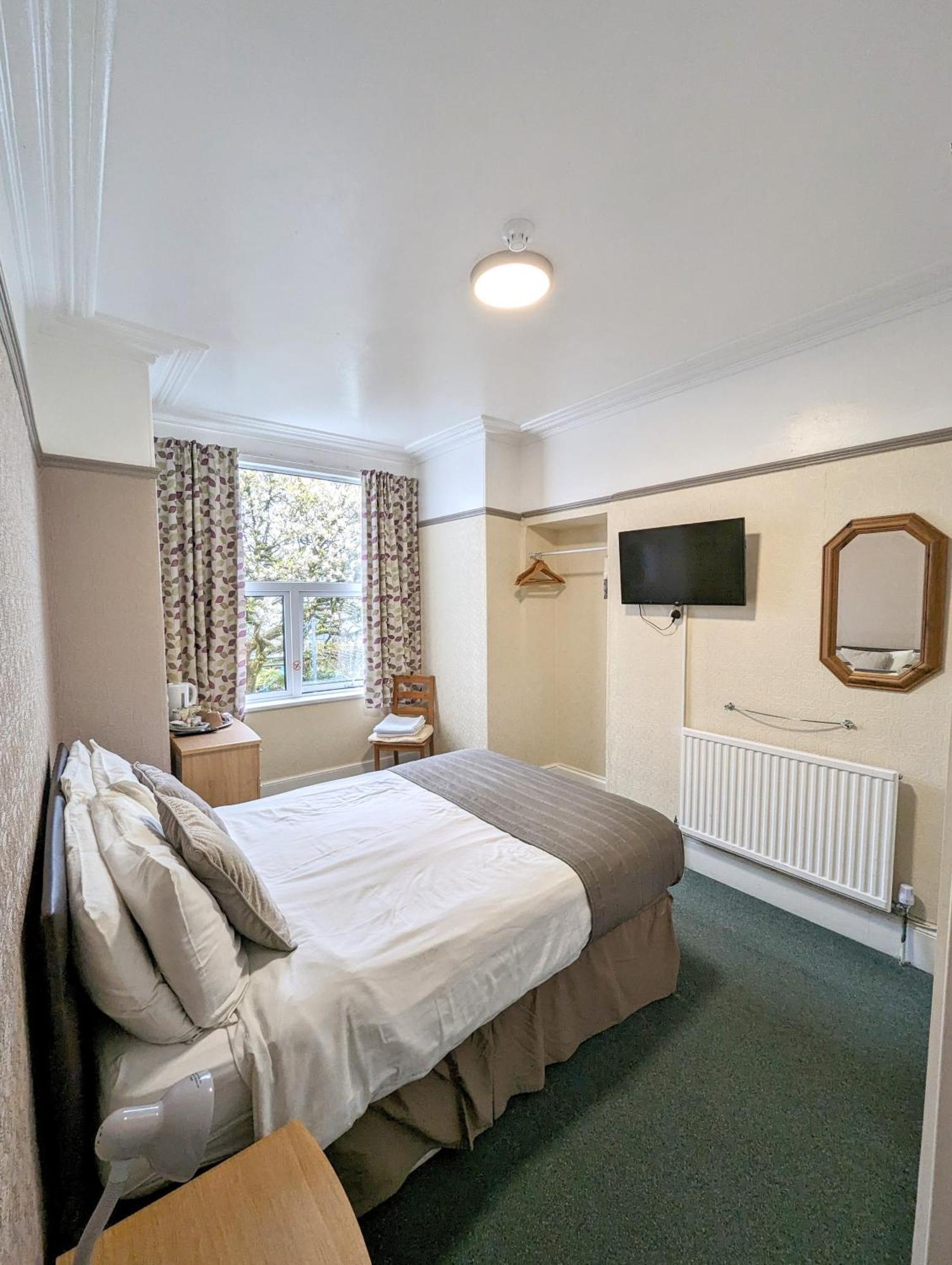 The George Guest House Плимът Екстериор снимка