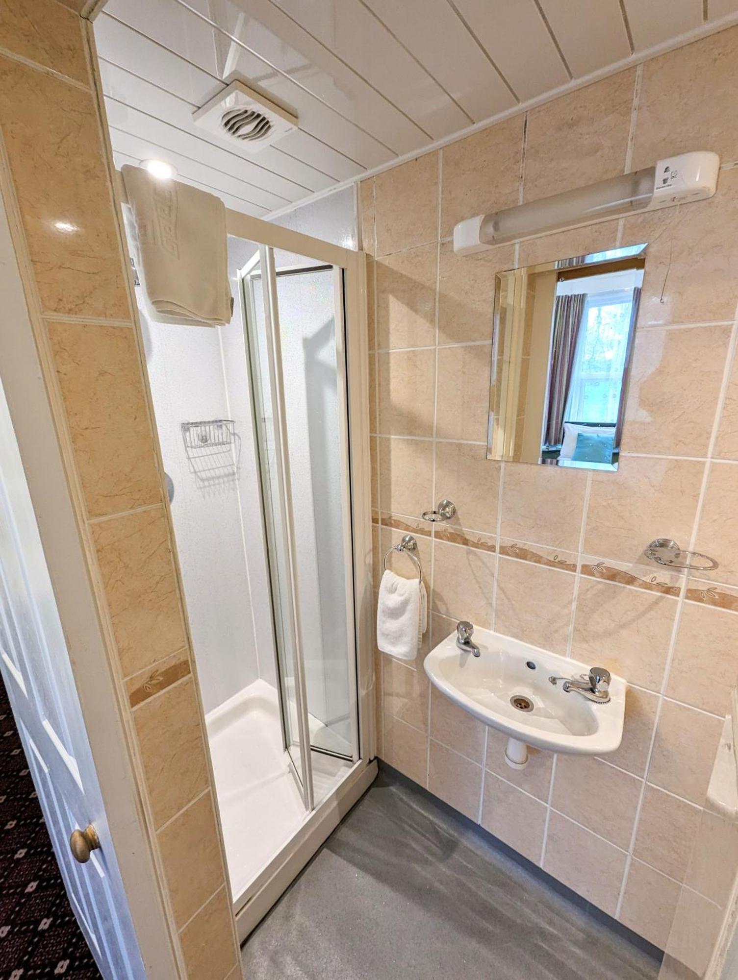 The George Guest House Плимът Екстериор снимка