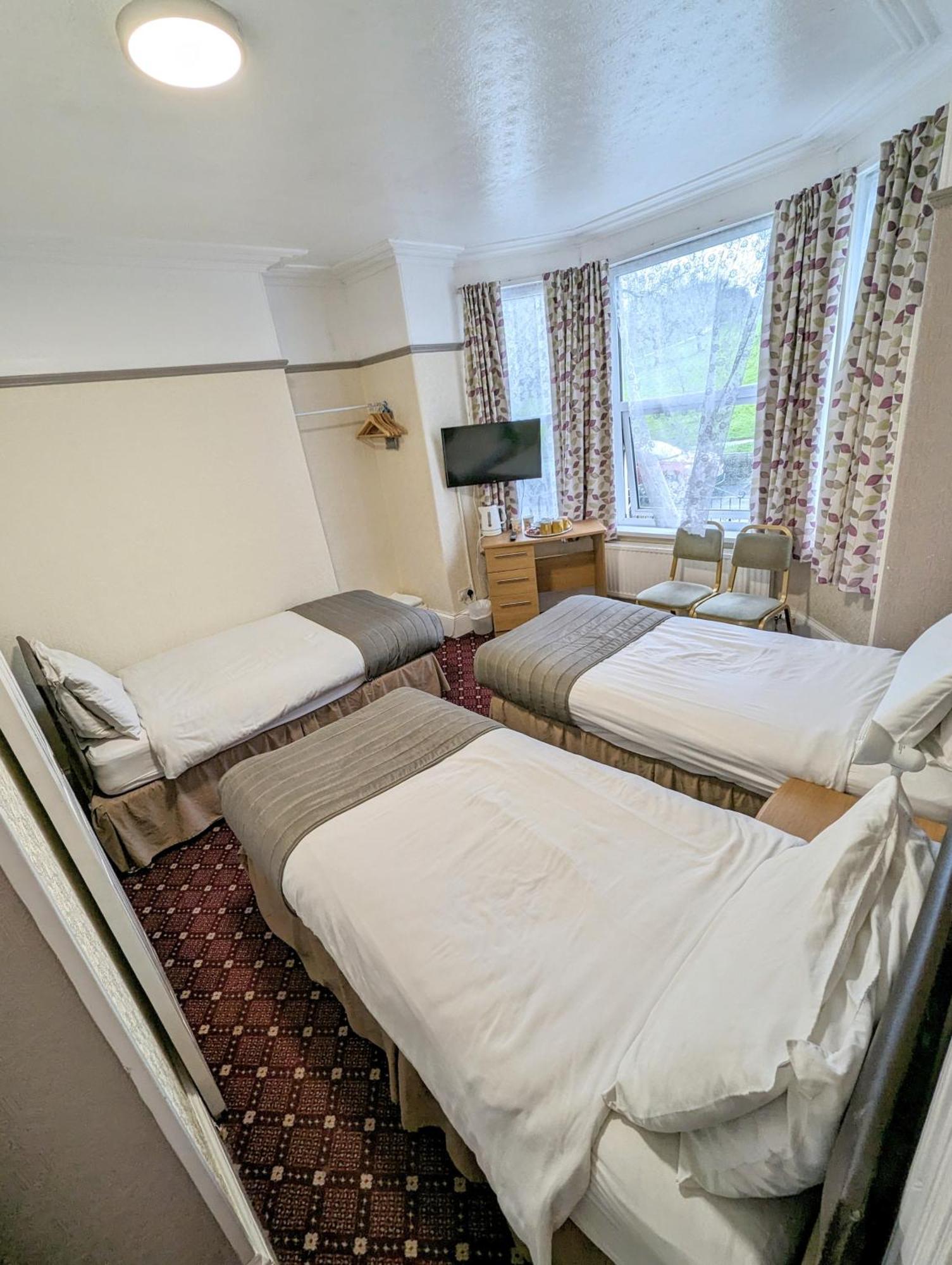 The George Guest House Плимът Екстериор снимка