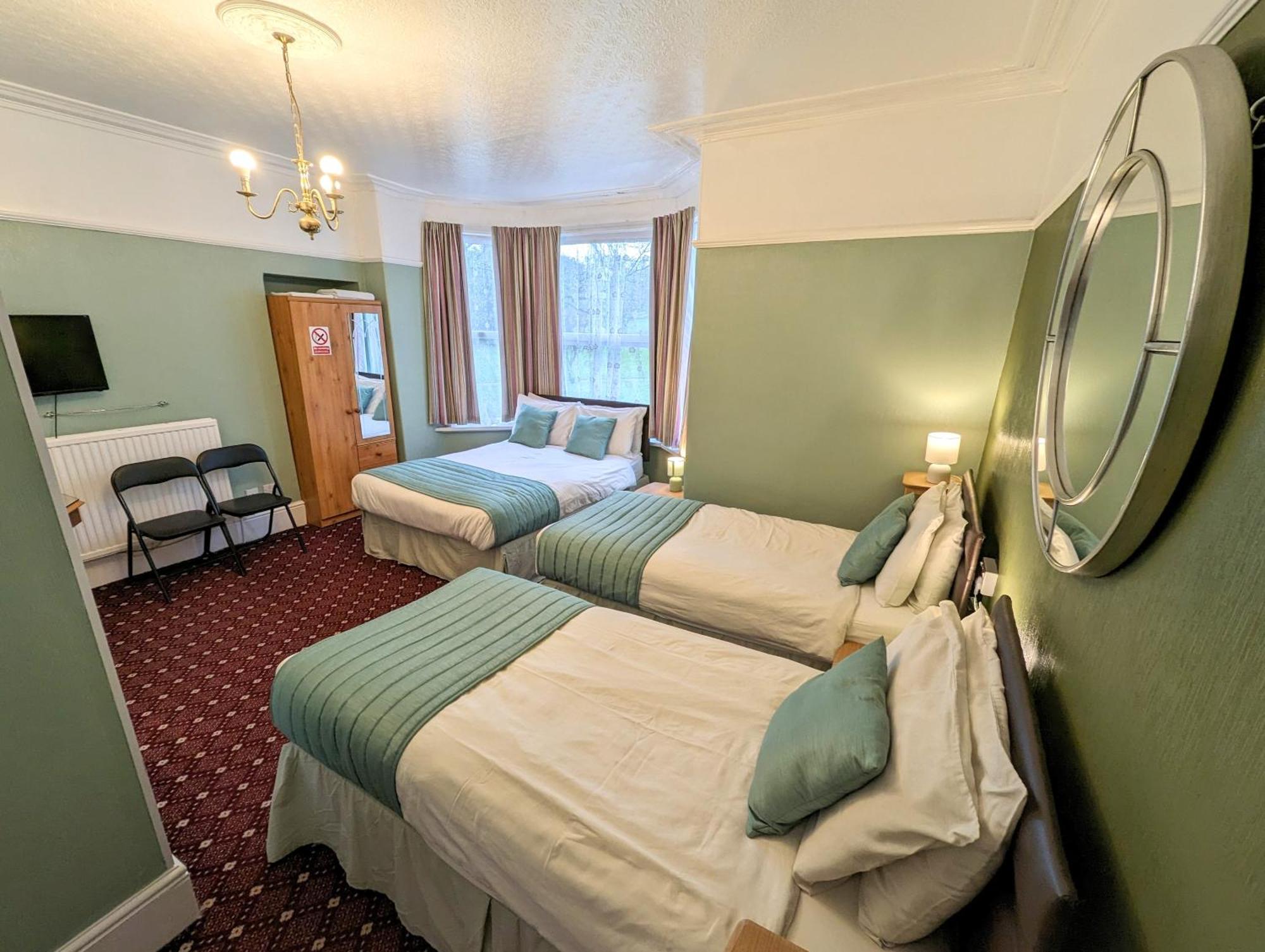 The George Guest House Плимът Екстериор снимка